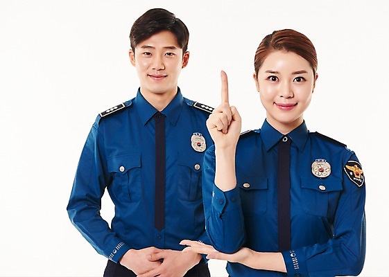 포토 JPG 스튜디오촬영 1 여자 남자 실내 서기 웃음 상반신 20대 성인 두명 앞모습 한국인 경찰 동료 경찰복 손모으기 국내포토 직업 뷰포인트 유니폼 관계 모션 표정 사람 동양인 손짓 청년 내부 파일형식
