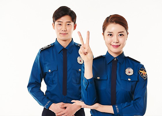 포토 JPG 스튜디오촬영 여자 남자 2 실내 서기 웃음 손짓 상반신 20대 성인 두명 앞모습 한국인 경찰 동료 경찰복 손모으기 국내포토 직업 뷰포인트 유니폼 관계 모션 표정 사람 동양인 청년 내부 파일형식
