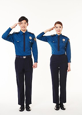 포토 JPG 스튜디오촬영 전신 여자 남자 실내 서기 웃음 20대 성인 두명 앞모습 한국인 경찰 동료 경찰복 경례 국내포토 직업 뷰포인트 유니폼 관계 모션 표정 사람 동양인 청년 내부 인사 파일형식