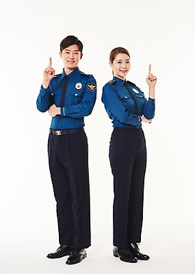 포토 JPG 스튜디오촬영 전신 1 여자 남자 실내 서기 웃음 손짓 20대 성인 두명 옆모습 한국인 경찰 동료 경찰복 국내포토 직업 뷰포인트 유니폼 관계 모션 표정 사람 동양인 청년 내부 파일형식