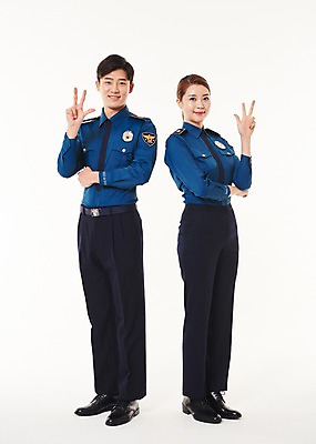 포토 JPG 스튜디오촬영 전신 여자 남자 실내 3 서기 웃음 손짓 20대 성인 두명 옆모습 한국인 경찰 동료 경찰복 국내포토 직업 뷰포인트 유니폼 관계 모션 표정 사람 동양인 청년 내부 파일형식
