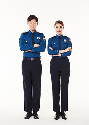 포토 JPG 스튜디오촬영 전신 여자 남자 실내 서기 웃음 20대 성인 두명 앞모습 팔짱 한국인 경찰 동료 경찰복 국내포토 직업 뷰포인트 유니폼 관계 모션 표정 사람 동양인 청년 내부 파일형식