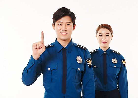 포토 JPG 스튜디오촬영 1 여자 남자 실내 서기 웃음 손짓 상반신 20대 성인 두명 앞모습 한국인 경찰 동료 경찰복 국내포토 직업 뷰포인트 유니폼 관계 모션 표정 사람 동양인 청년 내부 파일형식