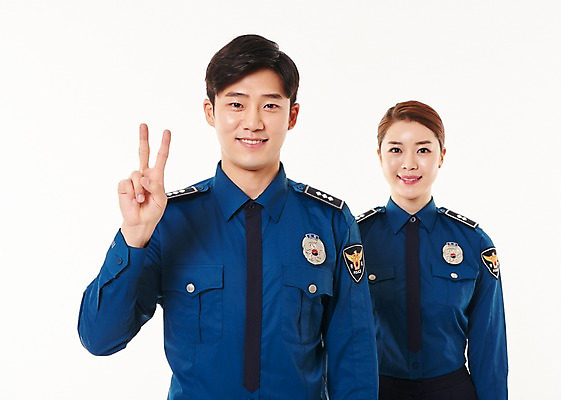 포토 JPG 스튜디오촬영 여자 남자 2 실내 서기 웃음 손짓 상반신 20대 성인 두명 앞모습 한국인 경찰 동료 경찰복 국내포토 직업 뷰포인트 유니폼 관계 모션 표정 사람 동양인 청년 내부 파일형식