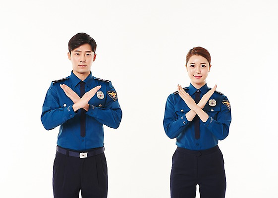 포토 JPG 스튜디오촬영 여자 남자 실내 서기 웃음 상반신 20대 성인 두명 앞모습 한국인 금지 경찰 X 동료 아니오 경찰복 엄격한 국내포토 직업 알파벳 뷰포인트 유니폼 관계 모션 표정 사람 동양인 청년 내부 파일형식