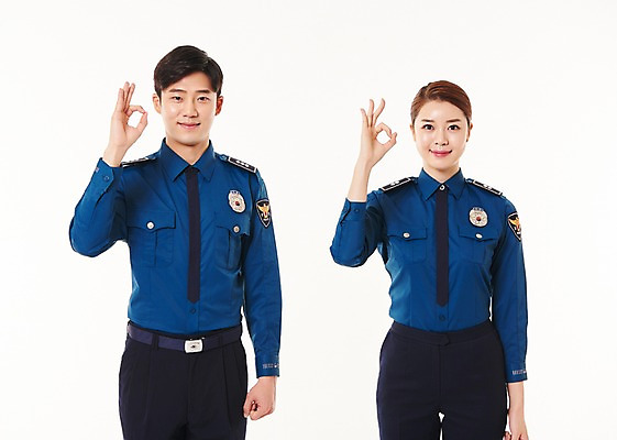 포토 JPG 스튜디오촬영 여자 남자 실내 서기 웃음 상반신 20대 성인 두명 앞모습 한국인 경찰 OK 동료 경찰복 국내포토 직업 뷰포인트 유니폼 관계 모션 표정 사람 동양인 손짓 청년 내부 파일형식