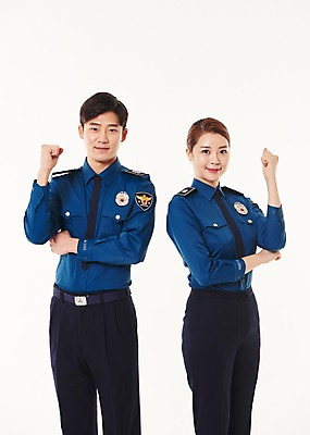 포토 JPG 스튜디오촬영 여자 남자 실내 서기 웃음 상반신 20대 성인 두명 앞모습 파이팅 한국인 경찰 동료 경찰복 국내포토 직업 뷰포인트 유니폼 관계 모션 표정 사람 동양인 청년 내부 파일형식