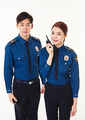 포토 JPG 스튜디오촬영 여자 남자 실내 서기 웃음 들기 상반신 20대 성인 두명 앞모습 한국인 경찰 동료 경찰복 무전기 국내포토 직업 뷰포인트 유니폼 관계 모션 무선통신 표정 사람 동양인 청년 내부 파일형식
