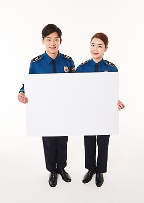 포토 JPG 스튜디오촬영 전신 배너 여자 남자 사각프레임 프레임 실내 서기 웃음 들기 20대 성인 두명 앞모습 한국인 경찰 동료 경찰복 국내포토 직업 뷰포인트 유니폼 관계 모션 표정 사람 동양인 청년 내부 사각형 파일형식