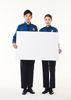 포토 JPG 스튜디오촬영 전신 배너 여자 남자 사각프레임 프레임 실내 서기 웃음 들기 20대 성인 두명 앞모습 한국인 경찰 동료 경찰복 국내포토 직업 뷰포인트 유니폼 관계 모션 표정 사람 동양인 청년 내부 사각형 파일형식