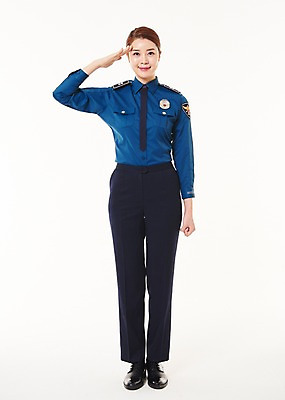 포토 JPG 스튜디오촬영 전신 여자 실내 한명 서기 웃음 20대 성인 앞모습 한국인 경찰 경찰복 경례 성인여자한명만 국내포토 직업 1 뷰포인트 유니폼 모션 표정 사람 동양인 청년 내부 인사 여자한명만 성인여자만 파일형식