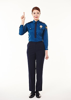 포토 JPG 스튜디오촬영 전신 여자 실내 한명 서기 웃음 손짓 20대 성인 앞모습 한국인 가리킴 경찰 경찰복 성인여자한명만 국내포토 직업 1 뷰포인트 유니폼 모션 표정 사람 동양인 청년 내부 여자한명만 성인여자만 파일형식