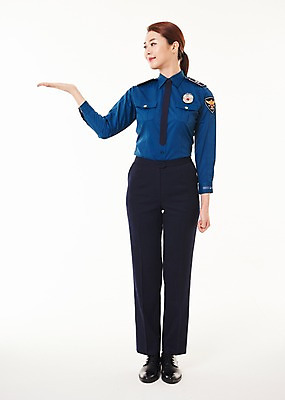 포토 JPG 스튜디오촬영 전신 응시 여자 안내 실내 한명 서기 웃음 20대 성인 앞모습 한국인 경찰 경찰복 성인여자한명만 국내포토 직업 1 시선 뷰포인트 유니폼 모션 표정 사람 동양인 청년 내부 여자한명만 성인여자만 파일형식