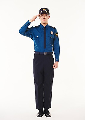 포토 JPG 스튜디오촬영 전신 남자 실내 한명 서기 웃음 20대 성인 앞모습 한국인 경찰 경찰복 경례 성인남자한명만 국내포토 직업 1 뷰포인트 유니폼 모션 표정 사람 동양인 청년 내부 인사 남자한명만 성인남자만 파일형식
