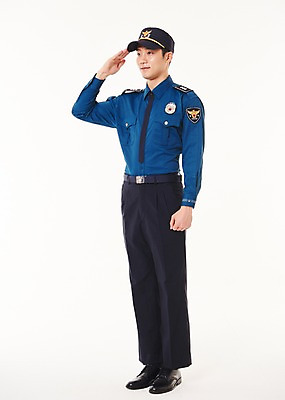 포토 JPG 스튜디오촬영 전신 응시 남자 실내 한명 서기 웃음 20대 성인 옆모습 한국인 경찰 경찰복 경례 성인남자한명만 국내포토 직업 1 시선 뷰포인트 유니폼 모션 표정 사람 동양인 청년 내부 인사 남자한명만 성인남자만 파일형식