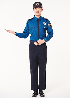 포토 JPG 스튜디오촬영 전신 남자 안내 실내 한명 서기 웃음 손짓 20대 성인 앞모습 한국인 경찰 경찰복 성인남자한명만 국내포토 직업 1 뷰포인트 유니폼 모션 표정 사람 동양인 청년 내부 남자한명만 성인남자만 파일형식