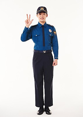 포토 JPG 스튜디오촬영 전신 남자 실내 3 한명 서기 웃음 손짓 20대 성인 앞모습 한국인 경찰 경찰복 성인남자한명만 국내포토 직업 1 뷰포인트 유니폼 모션 표정 사람 동양인 청년 내부 남자한명만 성인남자만 파일형식