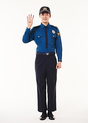 포토 JPG 스튜디오촬영 전신 남자 실내 한명 서기 웃음 손짓 20대 성인 앞모습 한국인 4 경찰 경찰복 성인남자한명만 국내포토 직업 1 뷰포인트 유니폼 모션 표정 사람 동양인 청년 내부 숫자 남자한명만 성인남자만 파일형식