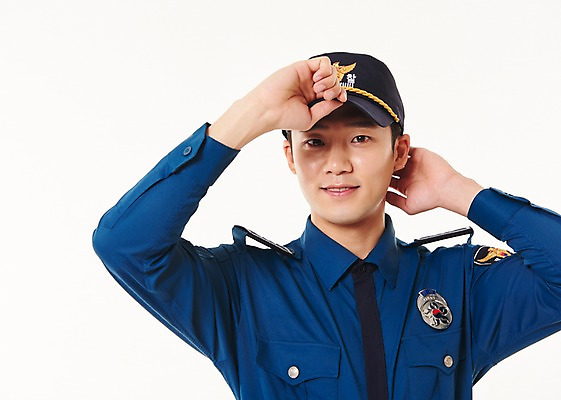 포토 JPG 스튜디오촬영 남자 실내 한명 서기 웃음 상반신 20대 성인 앞모습 한국인 쓰는 경찰 경찰복 경찰모자 성인남자한명만 국내포토 직업 모자_잡화 1 뷰포인트 유니폼 모션 표정 사람 동양인 청년 내부 남자한명만 성인남자만 파일형식