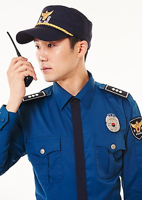 포토 JPG 스튜디오촬영 응시 남자 실내 한명 서기 들기 상반신 20대 성인 앞모습 한국인 경찰 경찰복 무전기 성인남자한명만 국내포토 직업 1 시선 뷰포인트 유니폼 모션 무선통신 사람 동양인 청년 내부 남자한명만 성인남자만 파일형식