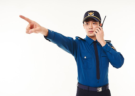 포토 JPG 스튜디오촬영 응시 남자 실내 한명 서기 들기 상반신 20대 성인 앞모습 한국인 가리킴 경찰 경찰복 무전기 성인남자한명만 국내포토 직업 1 시선 뷰포인트 유니폼 모션 무선통신 사람 동양인 손짓 청년 내부 남자한명만 성인남자만 파일형식