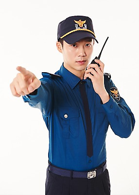 포토 JPG 스튜디오촬영 남자 실내 한명 서기 들기 상반신 20대 성인 앞모습 한국인 가리킴 경찰 경찰복 무전기 성인남자한명만 국내포토 직업 1 뷰포인트 유니폼 모션 무선통신 사람 동양인 손짓 청년 내부 남자한명만 성인남자만 파일형식