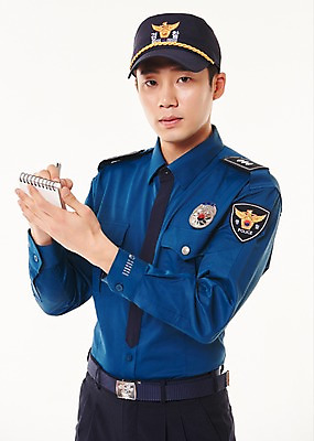 포토 JPG 스튜디오촬영 남자 실내 한명 서기 들기 상반신 20대 성인 앞모습 공책 한국인 기록 경찰 경찰복 성인남자한명만 국내포토 직업 1 뷰포인트 유니폼 모션 문구용품 사람 동양인 청년 내부 남자한명만 성인남자만 파일형식