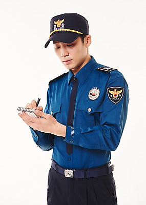 포토 JPG 스튜디오촬영 응시 남자 실내 한명 서기 들기 상반신 20대 성인 앞모습 다이어리 공책 한국인 기록 경찰 경찰복 성인남자한명만 국내포토 직업 1 시선 뷰포인트 유니폼 모션 문구용품 사람 동양인 청년 내부 사무용품 남자한명만 성인남자만 파일형식
