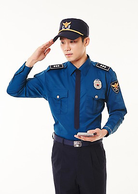 포토 JPG 스튜디오촬영 응시 남자 실내 한명 서기 들기 상반신 20대 성인 앞모습 다이어리 공책 한국인 경찰 경찰복 경례 성인남자한명만 국내포토 직업 1 시선 뷰포인트 유니폼 모션 문구용품 사람 동양인 청년 내부 사무용품 인사 남자한명만 성인남자만 파일형식