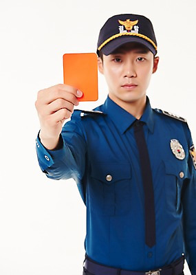 포토 JPG 스튜디오촬영 남자 실내 한명 서기 들기 상반신 20대 성인 앞모습 아웃포커스 한국인 경찰 경찰복 레드카드 성인남자한명만 국내포토 직업 1 뷰포인트 유니폼 모션 촬영기법 경고 사람 동양인 청년 내부 카드_놀이용품 남자한명만 성인남자만 파일형식 옷 인종 남자만 성인만