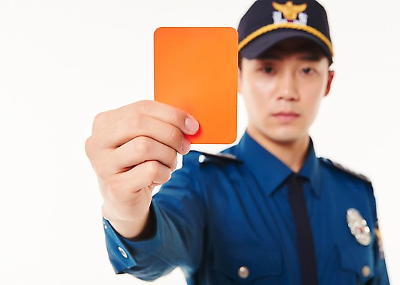 포토 JPG 스튜디오촬영 남자 실내 한명 서기 들기 상반신 20대 성인 앞모습 아웃포커스 한국인 경찰 경찰복 레드카드 성인남자한명만 국내포토 직업 1 뷰포인트 유니폼 모션 촬영기법 경고 사람 동양인 청년 내부 카드_놀이용품 남자한명만 성인남자만 파일형식