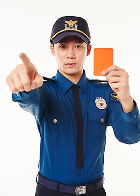 포토 JPG 스튜디오촬영 남자 실내 한명 서기 들기 상반신 20대 성인 앞모습 한국인 가리킴 경찰 경찰복 레드카드 성인남자한명만 국내포토 직업 1 뷰포인트 유니폼 모션 경고 사람 동양인 손짓 청년 내부 카드_놀이용품 남자한명만 성인남자만 파일형식 옷 인종 남자만 성인만
