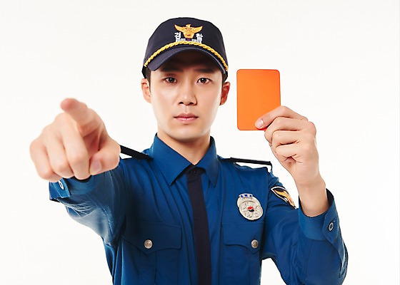 포토 JPG 스튜디오촬영 남자 실내 한명 서기 들기 상반신 20대 성인 앞모습 한국인 가리킴 경찰 경찰복 레드카드 성인남자한명만 국내포토 직업 1 뷰포인트 유니폼 모션 경고 사람 동양인 손짓 청년 내부 카드_놀이용품 남자한명만 성인남자만 파일형식