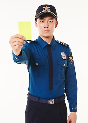 포토 JPG 스튜디오촬영 남자 실내 한명 서기 들기 상반신 20대 성인 앞모습 한국인 경찰 경찰복 옐로우카드 성인남자한명만 국내포토 직업 1 뷰포인트 유니폼 모션 경고 사람 동양인 청년 내부 남자한명만 성인남자만 파일형식