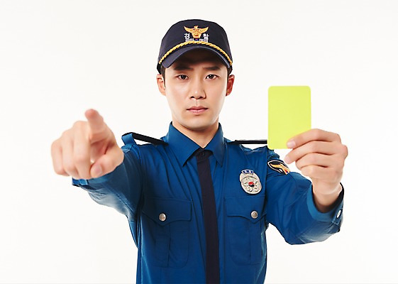 포토 JPG 스튜디오촬영 남자 실내 한명 서기 상반신 20대 성인 앞모습 한국인 가리킴 경찰 경찰복 옐로우카드 성인남자한명만 국내포토 직업 1 뷰포인트 유니폼 모션 경고 사람 동양인 손짓 청년 내부 남자한명만 성인남자만 파일형식