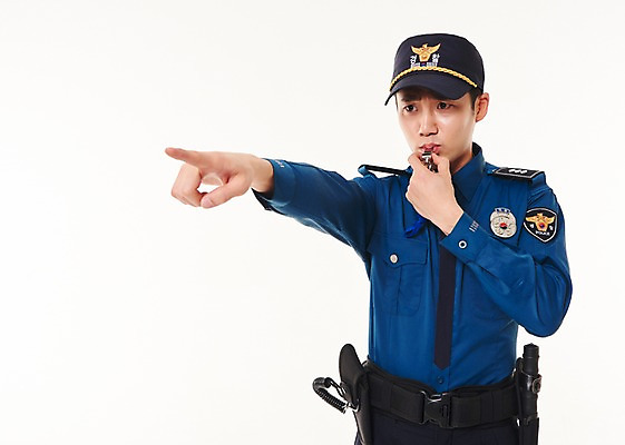 포토 JPG 스튜디오촬영 남자 실내 한명 서기 손짓 상반신 20대 성인 앞모습 한국인 가리킴 경찰 불기 호루라기 경찰복 성인남자한명만 국내포토 직업 1 뷰포인트 유니폼 모션 사람 동양인 청년 내부 남자한명만 성인남자만 파일형식 옷 인종 남자만 성인만