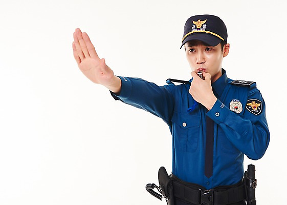 포토 JPG 스튜디오촬영 남자 실내 경고 한명 서기 손짓 상반신 20대 성인 앞모습 한국인 경찰 정지 불기 호루라기 경찰복 성인남자한명만 국내포토 직업 1 뷰포인트 유니폼 모션 사람 동양인 청년 내부 남자한명만 성인남자만 파일형식
