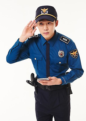 포토 JPG 스튜디오촬영 응시 남자 실내 한명 서기 들기 상반신 20대 성인 앞모습 다이어리 듣기 한국인 경찰 경찰복 성인남자한명만 국내포토 직업 1 시선 뷰포인트 유니폼 모션 사람 동양인 청년 내부 사무용품 남자한명만 성인남자만 파일형식 옷 문구용품 인종 남자만 성인만 오브젝트