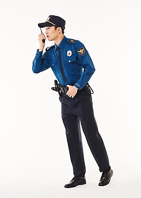 포토 JPG 스튜디오촬영 전신 응시 남자 실내 한명 서기 들기 20대 성인 옆모습 한국인 경찰 경찰복 무전기 성인남자한명만 국내포토 직업 1 시선 뷰포인트 유니폼 모션 무선통신 사람 동양인 청년 내부 남자한명만 성인남자만 파일형식