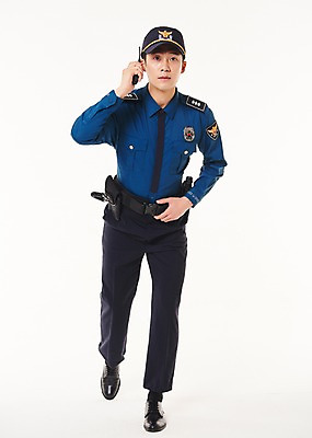 포토 JPG 스튜디오촬영 전신 남자 포즈 실내 한명 들기 20대 성인 앞모습 달리기 한국인 경찰 경찰복 무전기 성인남자한명만 국내포토 직업 1 뷰포인트 유니폼 모션 무선통신 사람 동양인 청년 내부 남자한명만 성인남자만 파일형식