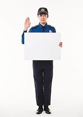 포토 JPG 스튜디오촬영 전신 배너 남자 사각프레임 프레임 실내 한명 서기 웃음 들기 손짓 20대 성인 앞모습 한국인 경찰 경찰복 성인남자한명만 국내포토 직업 1 뷰포인트 유니폼 모션 표정 사람 동양인 청년 내부 사각형 남자한명만 성인남자만 파일형식