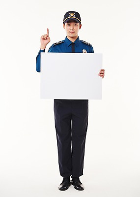 포토 JPG 스튜디오촬영 전신 1 배너 남자 사각프레임 프레임 실내 한명 서기 웃음 들기 손짓 20대 성인 앞모습 숫자 한국인 경찰 경찰복 성인남자한명만 국내포토 직업 문자 뷰포인트 유니폼 모션 표정 사람 동양인 청년 내부 사각형 남자한명만 성인남자만 파일형식