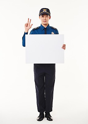포토 JPG 스튜디오촬영 전신 배너 남자 사각프레임 프레임 실내 3 한명 서기 웃음 들기 손짓 20대 성인 앞모습 숫자 한국인 경찰 경찰복 성인남자한명만 국내포토 직업 문자 1 뷰포인트 유니폼 모션 표정 사람 동양인 청년 내부 사각형 남자한명만 성인남자만 파일형식