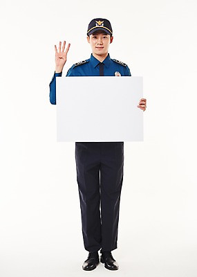 포토 JPG 스튜디오촬영 전신 배너 남자 사각프레임 프레임 실내 한명 서기 웃음 들기 손짓 20대 성인 앞모습 숫자 한국인 4 경찰 경찰복 성인남자한명만 국내포토 직업 문자 1 뷰포인트 유니폼 모션 표정 사람 동양인 청년 내부 사각형 남자한명만 성인남자만 파일형식 도형 옷 인종 남자만 성인만