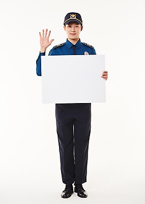 포토 JPG 스튜디오촬영 전신 배너 남자 사각프레임 프레임 실내 한명 서기 웃음 들기 손짓 20대 성인 앞모습 숫자 한국인 경찰 5 경찰복 성인남자한명만 국내포토 직업 문자 1 뷰포인트 유니폼 모션 표정 사람 동양인 청년 내부 사각형 남자한명만 성인남자만 파일형식