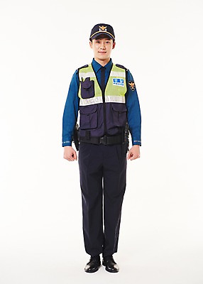 포토 JPG 스튜디오촬영 전신 남자 실내 한명 서기 웃음 20대 성인 앞모습 한국인 경찰 경찰복 성인남자한명만 순찰조끼 국내포토 직업 1 뷰포인트 유니폼 모션 표정 사람 동양인 청년 내부 남자한명만 성인남자만 파일형식