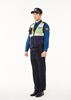 포토 JPG 스튜디오촬영 전신 응시 남자 실내 한명 서기 웃음 20대 성인 옆모습 한국인 경찰 경찰복 성인남자한명만 순찰조끼 국내포토 직업 1 시선 뷰포인트 유니폼 모션 표정 사람 동양인 청년 내부 남자한명만 성인남자만 파일형식