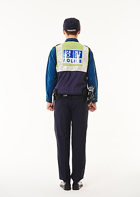 포토 JPG 스튜디오촬영 전신 남자 실내 한명 서기 20대 성인 뒷모습 한국인 경찰 경찰복 성인남자한명만 순찰조끼 국내포토 직업 1 뷰포인트 유니폼 모션 사람 동양인 청년 내부 남자한명만 성인남자만 파일형식