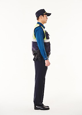 포토 JPG 스튜디오촬영 전신 응시 남자 실내 한명 서기 웃음 20대 성인 옆모습 한국인 경찰 경찰복 성인남자한명만 순찰조끼 국내포토 직업 1 시선 뷰포인트 유니폼 모션 표정 사람 동양인 청년 내부 남자한명만 성인남자만 파일형식