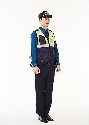 포토 JPG 스튜디오촬영 전신 응시 남자 실내 한명 서기 웃음 20대 성인 옆모습 한국인 경찰 경찰복 성인남자한명만 순찰조끼 국내포토 직업 1 시선 뷰포인트 유니폼 모션 표정 사람 동양인 청년 내부 남자한명만 성인남자만 파일형식